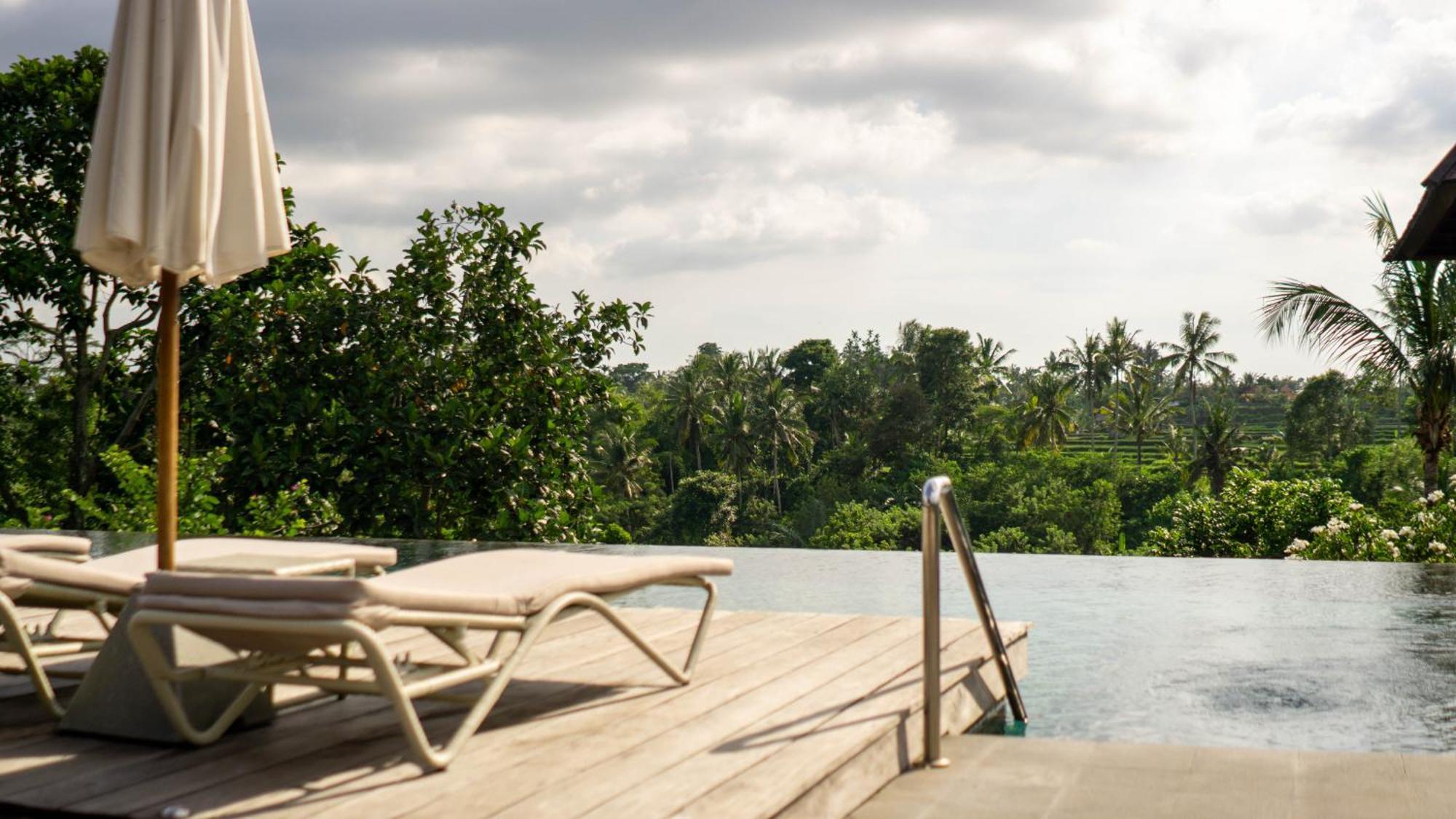 Tejaprana Bisma - CHSE Certified Ubud Exterior foto Infinity pool at a resort in Bali, Indonesia