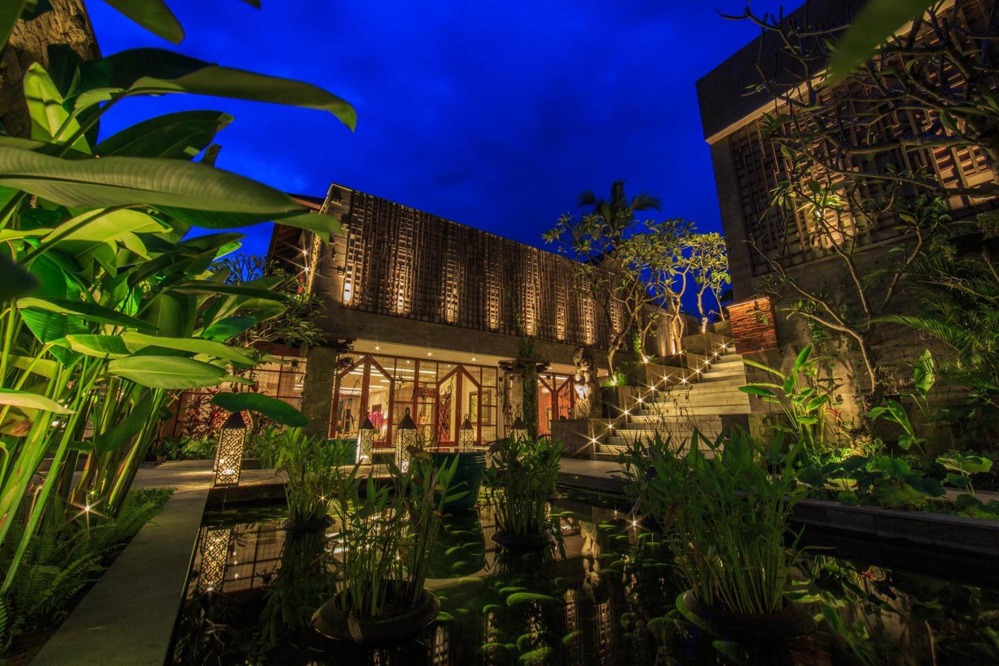 Tejaprana Bisma - CHSE Certified Ubud Exterior foto The hotel at night